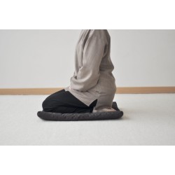 posture assise sur les genoux sur zafuton