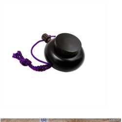 boîte en bois de cerisier  qui contient la poudre d'encens au santal et sert à parfumer les mains lors de la couture du kesa.