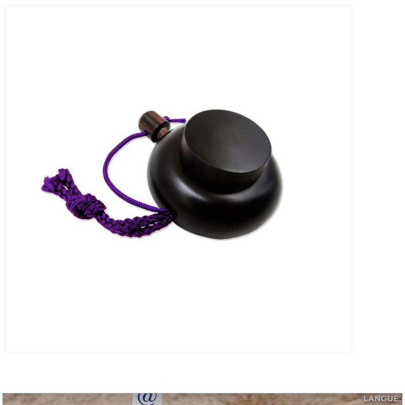 boîte en bois de cerisier  qui contient la poudre d'encens au santal et sert à parfumer les mains lors de la couture du kesa.