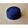 zafu rempli de cosse d'épeautre bio, couleur bleu-nuit