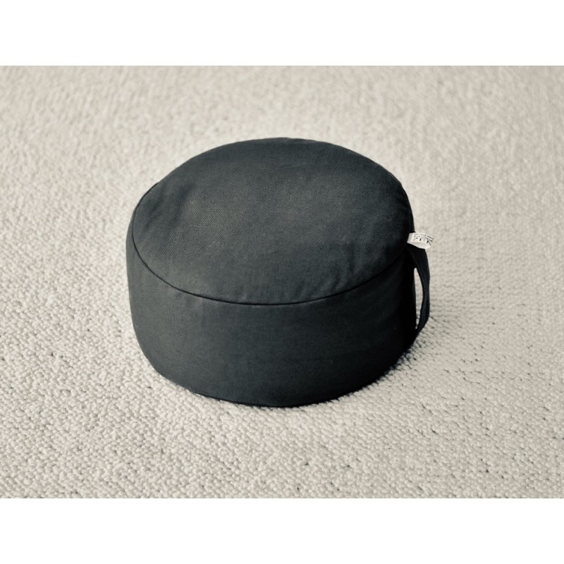 Zafu rempli d'épeautre bio couleur noir pour la méditation, assise ferme et stable