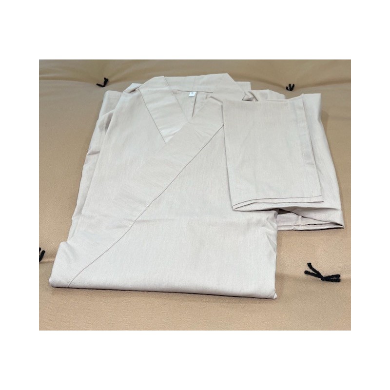 Veste samue beige claire, tenue confortable et sobre