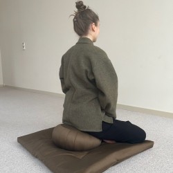 zafu et zafuton couleur brun olive pour la méditation ou pour travailler chez soi