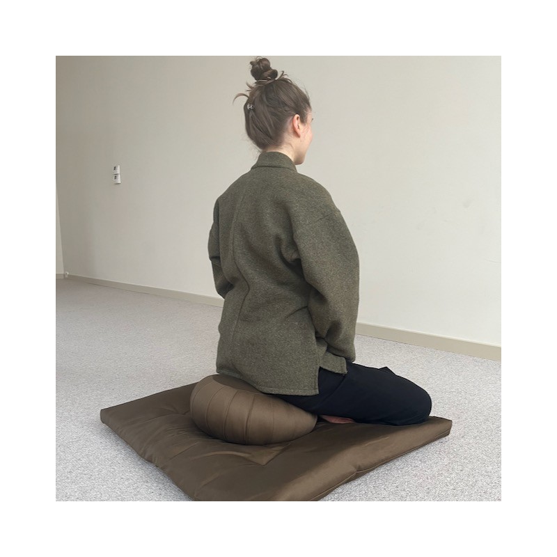 zafu et zafuton couleur brun olive pour la méditation ou pour travailler chez soi