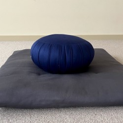 Zafu bleu sur zafuton gris, un ensemble pour la méditation