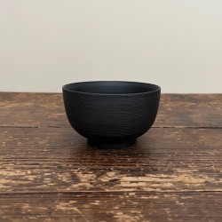 Bol brun noir pour les repas dans le dojo