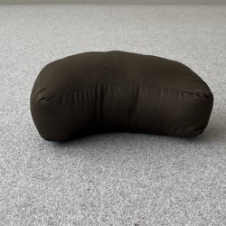 Zafu demi-lune noir rempli de kapok fibre végétale